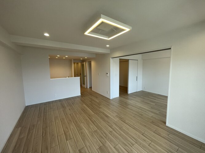 明るく開放感があふれる広々としたLDKです!対面式キッチンから部屋全体を見渡せる構造のため、料理をしながらリビングで元気いっぱいに過ごすお子様の様子をいつでも温かく見守ることができて安心です 明るく開放感があふれる広々としたLDKです!対面式キッチンから部屋全体を見渡せる構造のため、料理をしながらリビングで元気いっぱいに過ごすお子様の様子をいつでも温かく見守ることができて安心です
