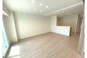 落ち着きのあるフローリングと清潔感のあるクロスが心和む空間を作り出しています。 落ち着きのあるフローリングと清潔感のあるクロスが心和む空間を作り出しています。