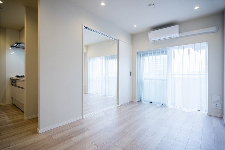 リビングダイングと隣接した洋室は、ドアを開けておくことで開放感もあるお部屋になっています リビングダイングと隣接した洋室は、ドアを開けておくことで開放感もあるお部屋になっています