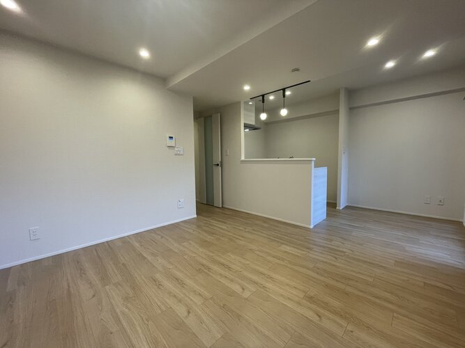 広々としたワンルームのリビングです!温かみのある木目調のフローリングに、家具の配置がしやすいシンプルな間取りが魅力となっています!大きめのソファやローテーブルを置いて、休日はゆったり映画鑑賞ができます 広々としたワンルームのリビングです!温かみのある木目調のフローリングに、家具の配置がしやすいシンプルな間取りが魅力となっています!大きめのソファやローテーブルを置いて、休日はゆったり映画鑑賞ができます