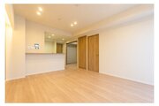 お部屋の形が綺麗なリビングの為、テーブルやソファなどの家具を一通り置くことができそうです♪