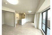 大きな窓からあたたかな陽光が差し込む明るいリビングダイニングです!隣接する洋室の引き戸を開放すれば、さらに開放的な空間が広がります。ご家族みんなでゆったりと心地よい時間を過ごすことができますね♪ 大きな窓からあたたかな陽光が差し込む明るいリビングダイニングです!隣接する洋室の引き戸を開放すれば、さらに開放的な空間が広がります。ご家族みんなでゆったりと心地よい時間を過ごすことができますね♪