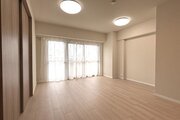 柔らかな色合いのフローリングと清潔感のあふれる白のクロスが明るい空間を創り出しているLDK。 柔らかな色合いのフローリングと清潔感のあふれる白のクロスが明るい空間を創り出しているLDK。