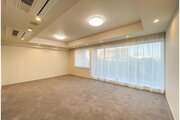 お部屋の形が綺麗なリビングの為、テーブルやソファなどの家具を一通り置くことができそうです♪