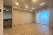 柔らかな色合いのフローリングと清潔感のあふれる白のクロスが明るい空間を創り出しているLDK。 柔らかな色合いのフローリングと清潔感のあふれる白のクロスが明るい空間を創り出しているLDK。