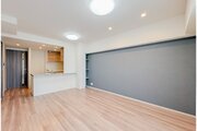 お部屋の形が綺麗なリビングの為、テーブルやソファなどの家具を一通り置くことができそうです♪ お部屋の形が綺麗なリビングの為、テーブルやソファなどの家具を一通り置くことができそうです♪