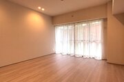 採光とライト使いで演出される落ち着きのある空間。ゆったりと伸びやかな時を過ごせそうです。