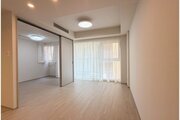 柔らかな色合いのフローリングと清潔感のあふれる白のクロスが明るい空間を創り出しているLDK。
