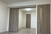 建物全体の雰囲気と合わせた色調と素材のリノベーション。居心地よくホッととできる空間です。