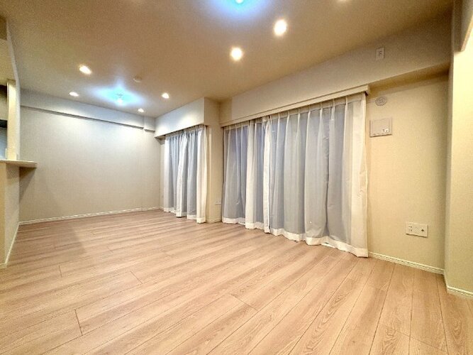 広々とした開放感を感じるLDK。思い思いに憩いの場所を作り上げていけそうです。 広々とした開放感を感じるLDK。思い思いに憩いの場所を作り上げていけそうです。