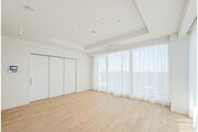 広々とした開放感を感じるLDK。思い思いに憩いの場所を作り上げていけそうです。 広々とした開放感を感じるLDK。思い思いに憩いの場所を作り上げていけそうです。