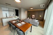 木目調のアクセントクロスが落ち着いた雰囲気を演出する広々としたリビングです！対面式のオープンキッチンから空間全体が見渡せるため、お料理中もご家族やゲストとの会話が弾みますね♪