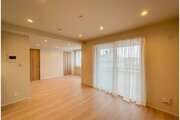 落ち着きのあるフローリングと清潔感のあるクロスが心和む空間を作り出しています。