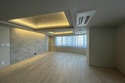柔らかな色合いのフローリングと清潔感のあふれる白のクロスが明るい空間を創り出しているLDK。 柔らかな色合いのフローリングと清潔感のあふれる白のクロスが明るい空間を創り出しているLDK。