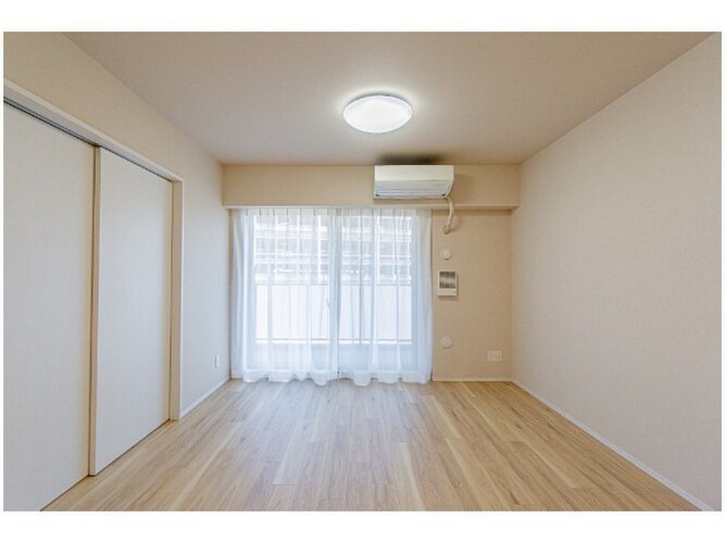落ち着きのあるフローリングと清潔感のあるクロスが心和む空間を作り出しています。 落ち着きのあるフローリングと清潔感のあるクロスが心和む空間を作り出しています。