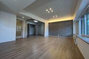 アクセントクロスがおしゃれな雰囲気を演出する広々としたLDKです！シックなデザインが空間を引き締め、お気に入りのインテリアを飾ることで自分好みの洗練された居心地の良いお部屋を作ることができます！