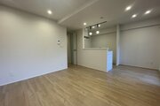 広々としたワンルームのリビングです!温かみのある木目調のフローリングに、家具の配置がしやすいシンプルな間取りが魅力となっています!大きめのソファやローテーブルを置いて、休日はゆったり映画鑑賞ができます 広々としたワンルームのリビングです!温かみのある木目調のフローリングに、家具の配置がしやすいシンプルな間取りが魅力となっています!大きめのソファやローテーブルを置いて、休日はゆったり映画鑑賞ができます