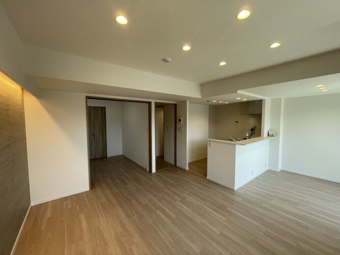 対面式キッチンから部屋全体を見渡せる開放的なリビングダイニングです!配膳や後片付けがスムーズに行える動線になっており、お料理をしながらご家族やゲストの方との会話もしっかり楽しめる空間になっています 対面式キッチンから部屋全体を見渡せる開放的なリビングダイニングです!配膳や後片付けがスムーズに行える動線になっており、お料理をしながらご家族やゲストの方との会話もしっかり楽しめる空間になっています