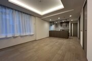 折り上げ天井と間接照明が、空間に奥行きと洗練された印象を与えるリビングダイニング。木目調のフローリングが温かみを添えます。対面式キッチンから部屋全体を見渡せる、開放的な間取りです。 折り上げ天井と間接照明が、空間に奥行きと洗練された印象を与えるリビングダイニング。木目調のフローリングが温かみを添えます。対面式キッチンから部屋全体を見渡せる、開放的な間取りです。