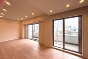 採光とライト使いで演出される落ち着きのある空間。ゆったりと伸びやかな時を過ごせそうです。