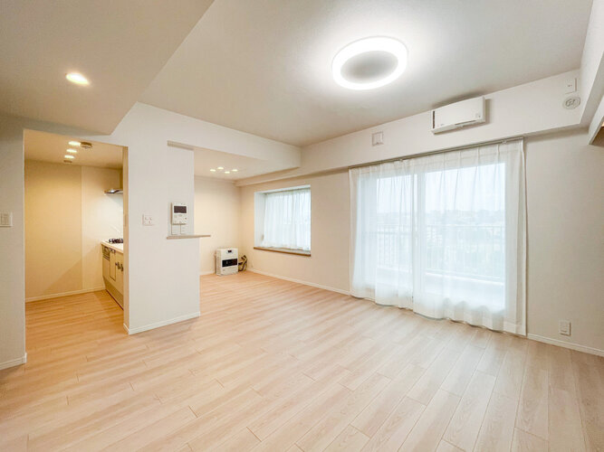 南東向きの大きな窓から心地よい光が差し込む広々としたリビングダイニングです!家具を配置しやすい綺麗な間取りで、家族が集まる憩いの空間にぴったり。明るい空間で毎日の食卓がさらに楽しくなりそうです♪ 南東向きの大きな窓から心地よい光が差し込む広々としたリビングダイニングです!家具を配置しやすい綺麗な間取りで、家族が集まる憩いの空間にぴったり。明るい空間で毎日の食卓がさらに楽しくなりそうです♪