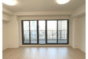 大きな窓から心地よい自然光が差し込む明るく開放的なリビングです！ソファやテレビ、食卓を配置してもゆとりがあり、家族みんなが思い思いにゆったりと寛げる快適な空間ですね。毎日の団欒が楽しみになります♪
