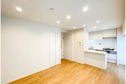 お部屋の形が綺麗なリビングの為、テーブルやソファなどの家具を一通り置くことができそうです♪