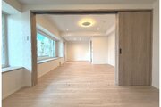 大きな窓から陽光が差し込む、明るく開放的なリビングダイニングです！隣の洋室と一体化すれば、ご家族みんなでゆったりくつろげる、のびのびとした大空間に早変わり♪温かみのある照明も居心地の良さを演出します！