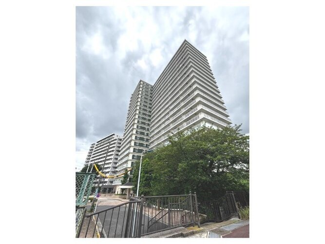 青空にそびえ立つ、大規模マンションです!エントランス周辺には綺麗にお手入れされた植栽があり、毎日緑を感じられます。 青空にそびえ立つ、大規模マンションです!エントランス周辺には綺麗にお手入れされた植栽があり、毎日緑を感じられます。