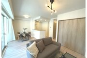 多くの光を取りこむＬＤＫは照明と質感の高いフローリングでスタイリシュに。より使いやすくより美しく♪