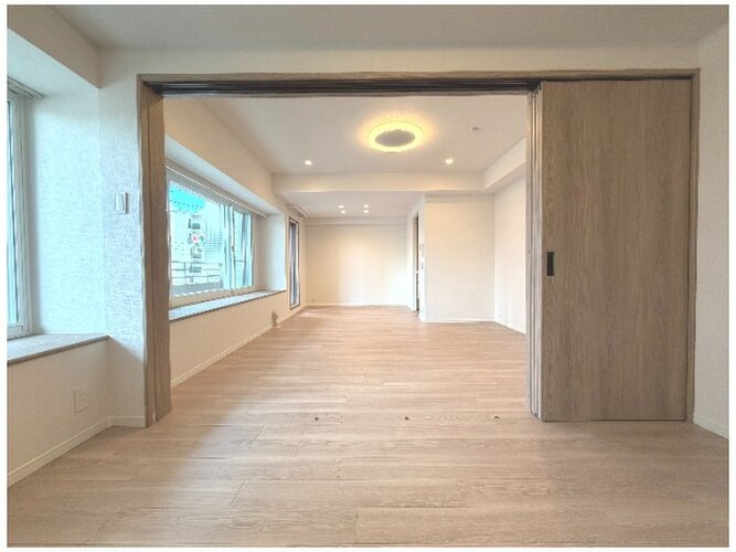 大きな窓から陽光が差し込む、明るく開放的なリビングダイニングです!隣の洋室と一体化すれば、ご家族みんなでゆったりくつろげる、のびのびとした大空間に早変わり♪温かみのある照明も居心地の良さを演出します! 大きな窓から陽光が差し込む、明るく開放的なリビングダイニングです!隣の洋室と一体化すれば、ご家族みんなでゆったりくつろげる、のびのびとした大空間に早変わり♪温かみのある照明も居心地の良さを演出します!
