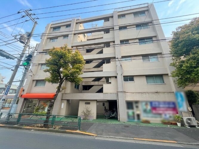 落ち着いた街並みに馴染むスタイリッシュな外観デザインのマンションです!周辺環境の雰囲気とも調和しており、前面道路も整っているため毎日の通勤やお出かけの際もスムーズに出発していただけます♪ 落ち着いた街並みに馴染むスタイリッシュな外観デザインのマンションです!周辺環境の雰囲気とも調和しており、前面道路も整っているため毎日の通勤やお出かけの際もスムーズに出発していただけます♪