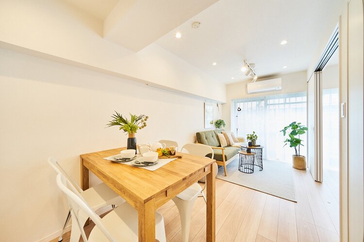東南西角部屋につき陽当たり・通風良好なリビングダイニングキッチン(約10.0帖)です。縦長のリビングで家具のレイアウトがしやすいお部屋です。 東南西角部屋につき陽当たり・通風良好なリビングダイニングキッチン(約10.0帖)です。縦長のリビングで家具のレイアウトがしやすいお部屋です。