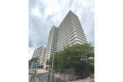 青空にそびえ立つ、大規模マンションです!エントランス周辺には綺麗にお手入れされた植栽があり、毎日緑を感じられます。 青空にそびえ立つ、大規模マンションです!エントランス周辺には綺麗にお手入れされた植栽があり、毎日緑を感じられます。