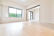 広々とした開放感を感じるLDK。思い思いに憩いの場所を作り上げていけそうです。