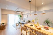 南西向きの窓から明るい光が差し込むリビングダイニングキッチン(約16.4帖)です。フローリングは木目が美しいナチュラルタイプを採用しました。 南西向きの窓から明るい光が差し込むリビングダイニングキッチン(約16.4帖)です。フローリングは木目が美しいナチュラルタイプを採用しました。