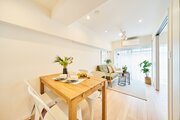 東南西角部屋につき陽当たり・通風良好なリビングダイニングキッチン(約10.0帖)です。縦長のリビングで家具のレイアウトがしやすいお部屋です。 東南西角部屋につき陽当たり・通風良好なリビングダイニングキッチン(約10.0帖)です。縦長のリビングで家具のレイアウトがしやすいお部屋です。