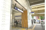 最寄り駅の出入口周辺は歩道がしっかりと整備された平坦なアプローチです！小さなお子様を連れての移動やベビーカーを押しながらの移動も快適でスムーズに行えます♪毎日の通勤や通学にも非常に便利な立地ですね！