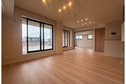 採光とライト使いで演出される落ち着きのある空間。ゆったりと伸びやかな時を過ごせそうです。 採光とライト使いで演出される落ち着きのある空間。ゆったりと伸びやかな時を過ごせそうです。