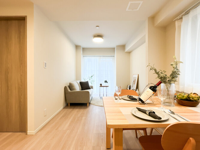 お部屋の形が綺麗なリビングの為、テーブルやソファなどの家具を一通り置くことができそうです♪ お部屋の形が綺麗なリビングの為、テーブルやソファなどの家具を一通り置くことができそうです♪