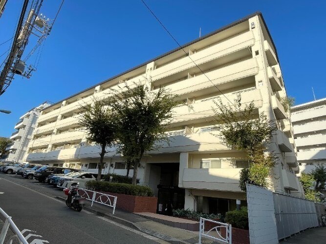 どこか余裕を感じさせるシャープなフォルムで佇む外観は、晴天の空と合わせる事で堂々たる趣を見せます。 どこか余裕を感じさせるシャープなフォルムで佇む外観は、晴天の空と合わせる事で堂々たる趣を見せます。