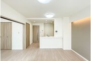 建物全体の雰囲気と合わせた色調と素材のリノベーション。居心地よくホッととできる空間です。