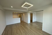 明るく開放感があふれる広々としたLDKです!対面式キッチンから部屋全体を見渡せる構造のため、料理をしながらリビングで元気いっぱいに過ごすお子様の様子をいつでも温かく見守ることができて安心です 明るく開放感があふれる広々としたLDKです!対面式キッチンから部屋全体を見渡せる構造のため、料理をしながらリビングで元気いっぱいに過ごすお子様の様子をいつでも温かく見守ることができて安心です