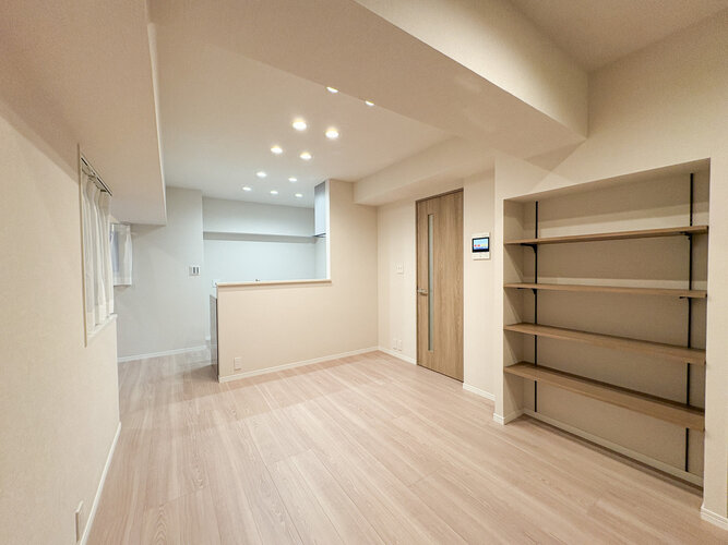 落ち着きのあるフローリングと清潔感のあるクロスが心和む空間を作り出しています。 落ち着きのあるフローリングと清潔感のあるクロスが心和む空間を作り出しています。