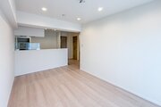柔らかな色合いのフローリングと清潔感のあふれる白のクロスが明るい空間を創り出しているLDK。 柔らかな色合いのフローリングと清潔感のあふれる白のクロスが明るい空間を創り出しているLDK。