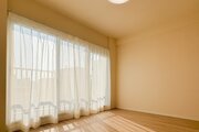 建物全体の雰囲気と合わせた色調と素材のリノベーション。居心地よくホッととできる空間です。