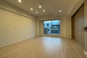 落ち着きのあるフローリングと清潔感のあるクロスが心和む空間を作り出しています。