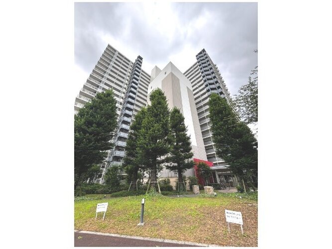 緑豊かな植栽に囲まれたスタイリッシュな大規模マンションです! 緑豊かな植栽に囲まれたスタイリッシュな大規模マンションです!