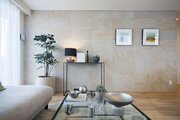 石壁をアクセントクロスに採用したリビング。上品な石目模様のタイルは、お気に入りのアートや小物を美しく引き立てて、高級感漂う空間になります。 石壁をアクセントクロスに採用したリビング。上品な石目模様のタイルは、お気に入りのアートや小物を美しく引き立てて、高級感漂う空間になります。