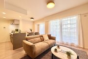 大きな窓から明るい光が差し込む開放的なリビングダイニングです！対面式のキッチンからはお部屋全体が見渡せるため、お料理をしながらご家族との会話を弾ませたり、お子様の様子を見守ることができます♪
